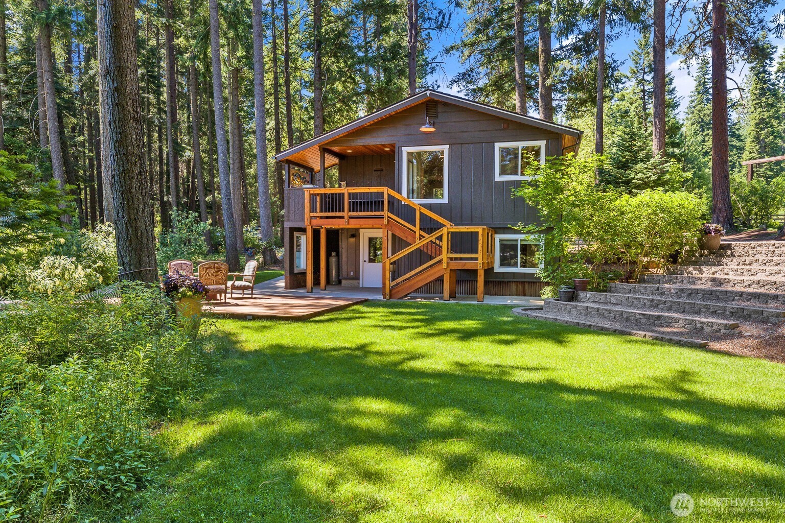 661 Pacific Avenue Ronald, WA 98940 - Photo 5 of 38 a front view of a house with a yard