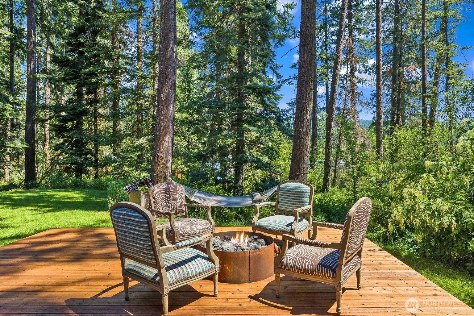 661 Pacific Avenue Ronald, WA 98940 - Photo 6 of 38 a view of a chairs and table in patio next to a yard