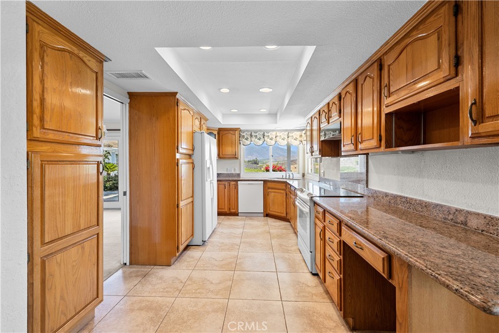 26660 Rim Road Hemet, CA 92544 - Photo 16 of 49 kitchen