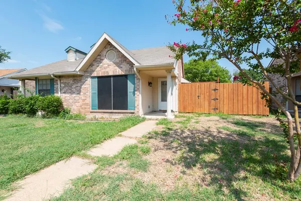 a view of a house with yard and tree s