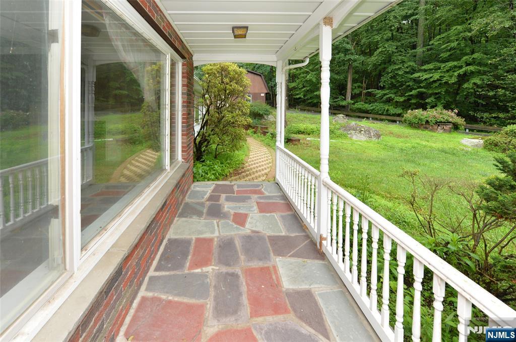 105 Ricker Drive Ringwood, NJ 07456 - Photo 5 of 33