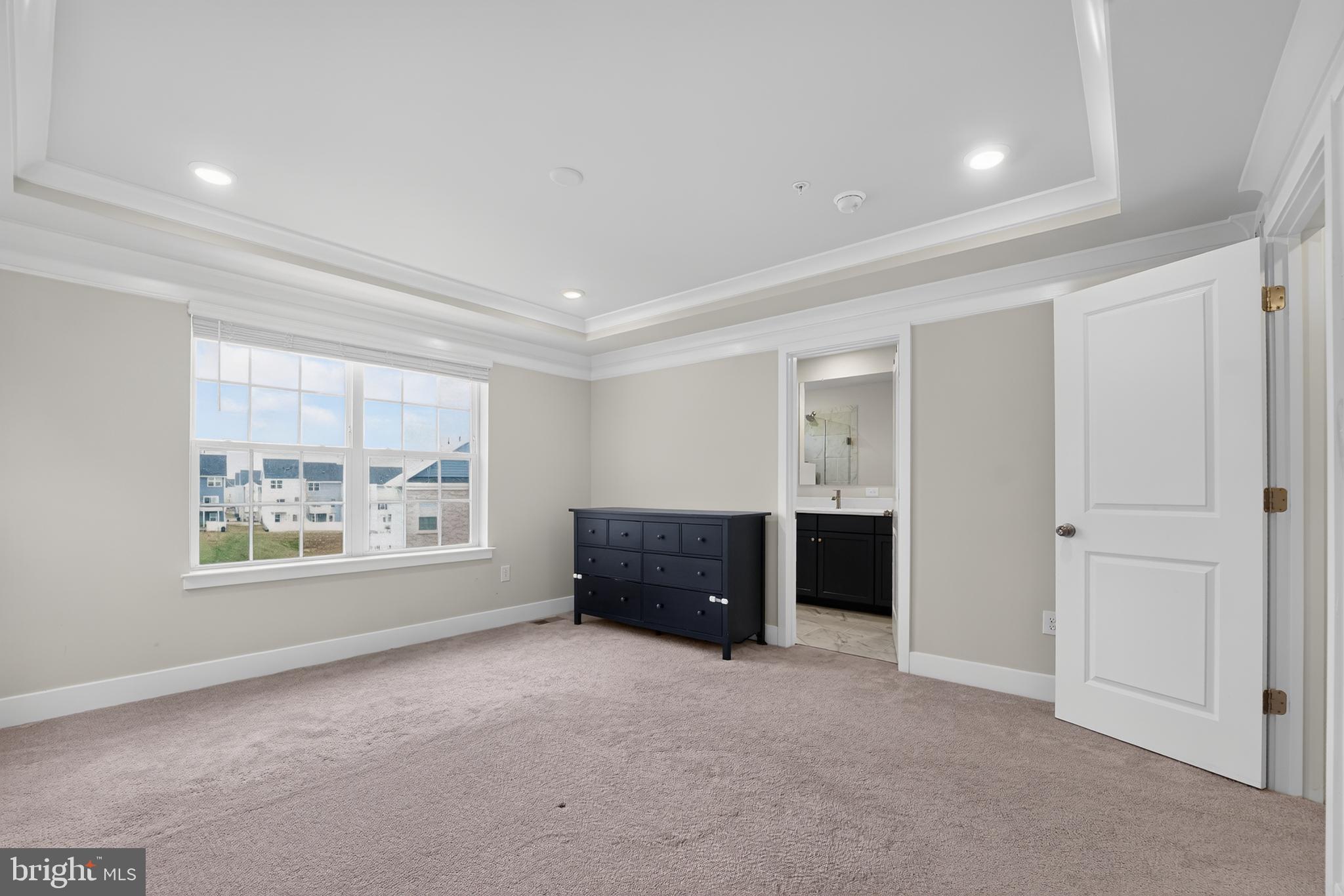 1808 Parham Way Baltimore, MD 21244 - Photo 18 of 31 Spacious room with natural light.