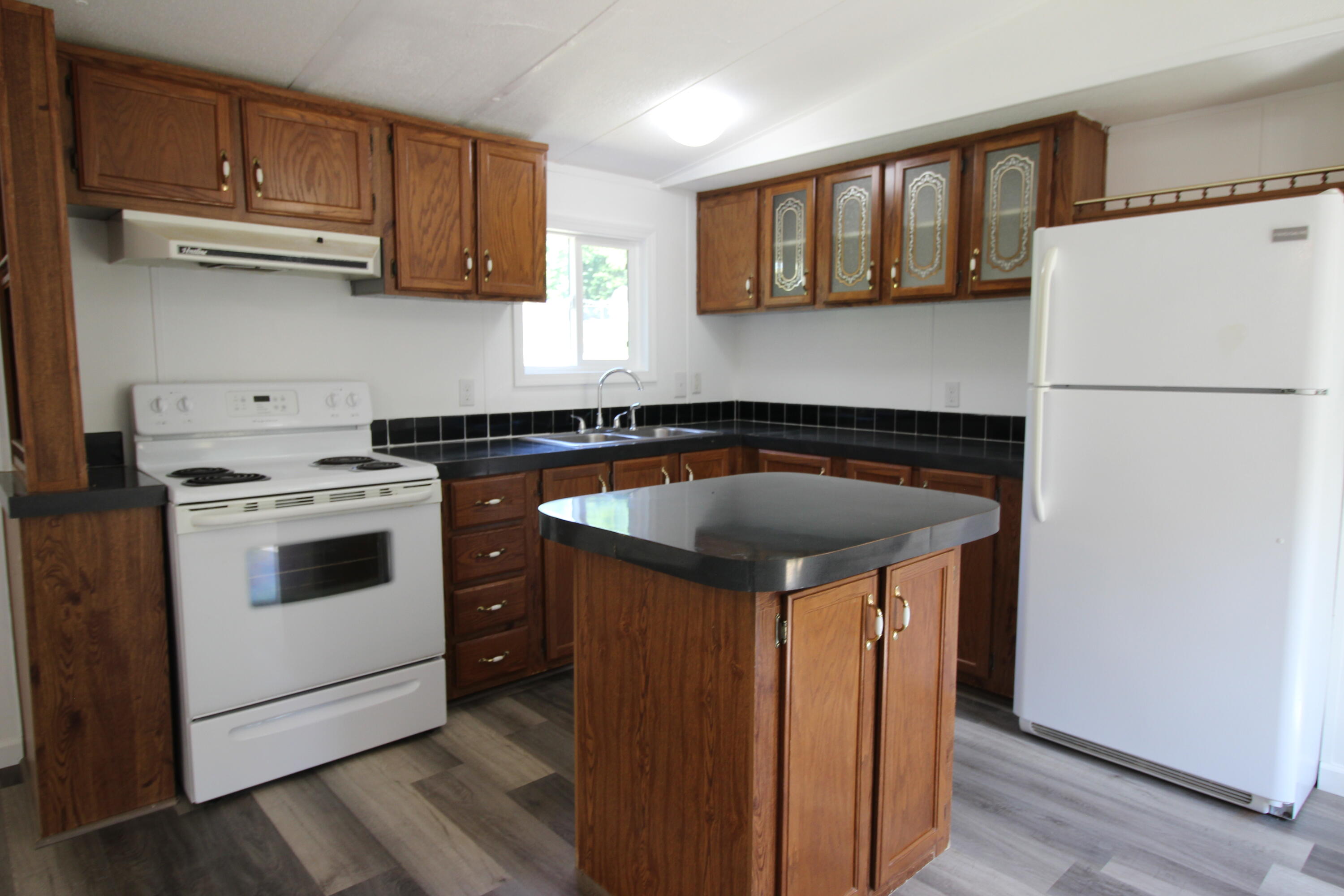 278 Beartrack Subdivision Road Beattyville, KY 41311 - Photo 9 of 37 Kitchen