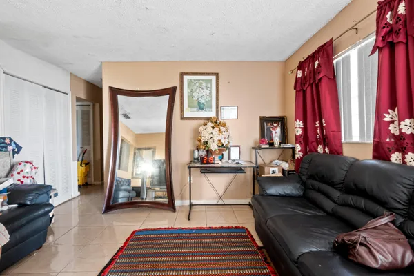 $550,000 | 426 Northeast 166th Street, Unit 2, North Miami Beach, FL 33162
