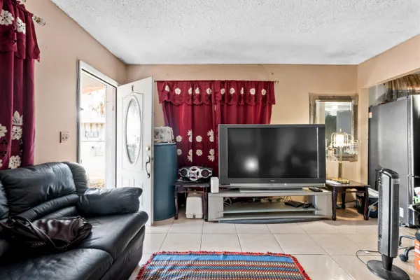 $550,000 | 426 Northeast 166th Street, Unit 2, North Miami Beach, FL 33162
