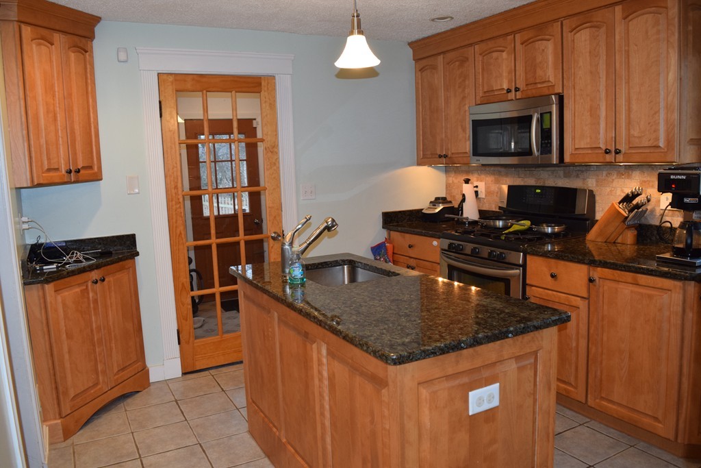 7 Castle Road Wayland, MA 01778 - Photo 4 of 24