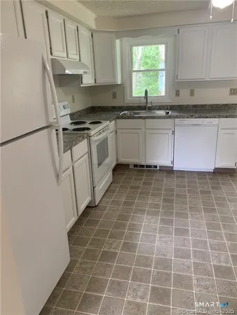 $2,300 | 44 Elizabeth Street, Unit D, Kent, CT 06757