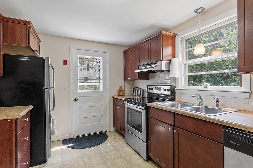 201 Rolling Acres Road Lunenburg, MA 01462 - Photo 3 of 24 Gallery Image 3