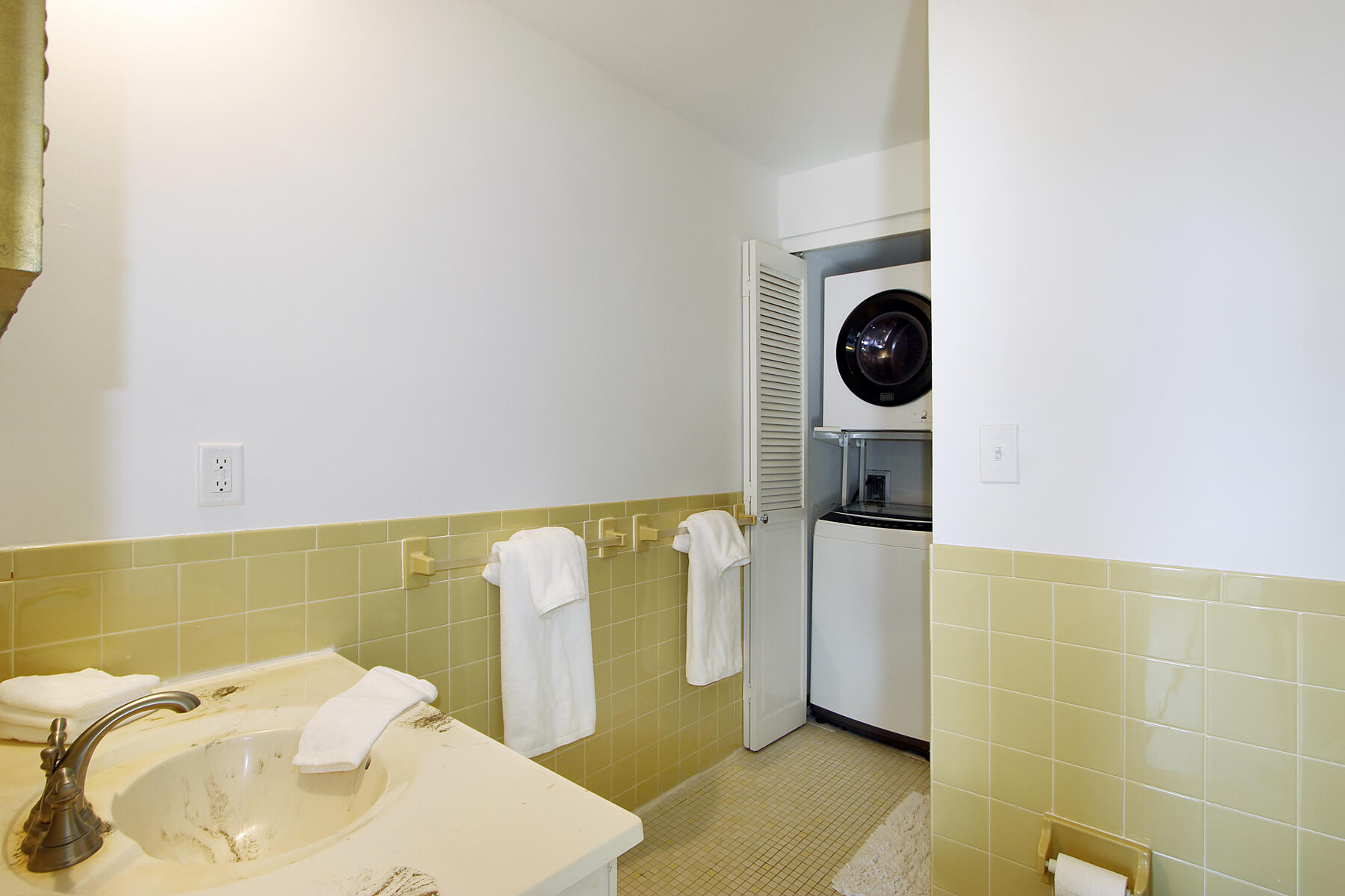 36 Old Colony Way, Unit 21 Orleans, MA 02653 - Photo 16 of 25 a bathroom with a sink and a shower