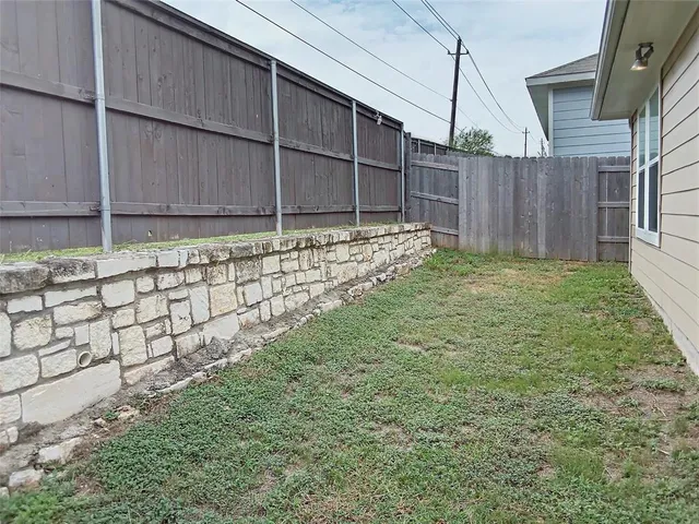 a view of a backyard