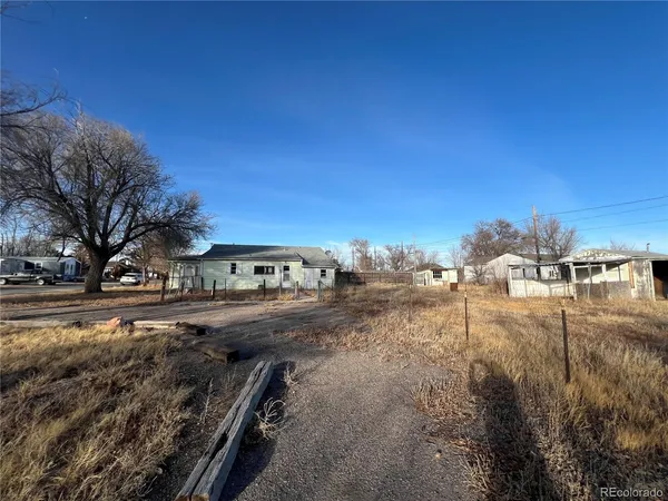 a view of a yard with a house