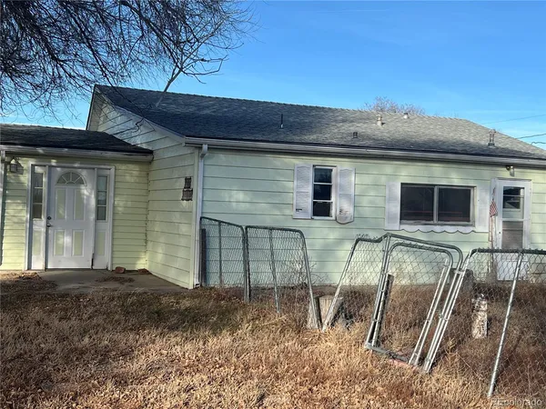 a view of backyard of house