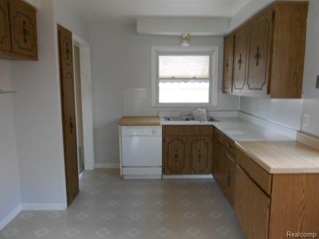 8614 Allen Road Allen Park, MI 48101 - Photo 11 of 15 261-938975-kitchen.jpg