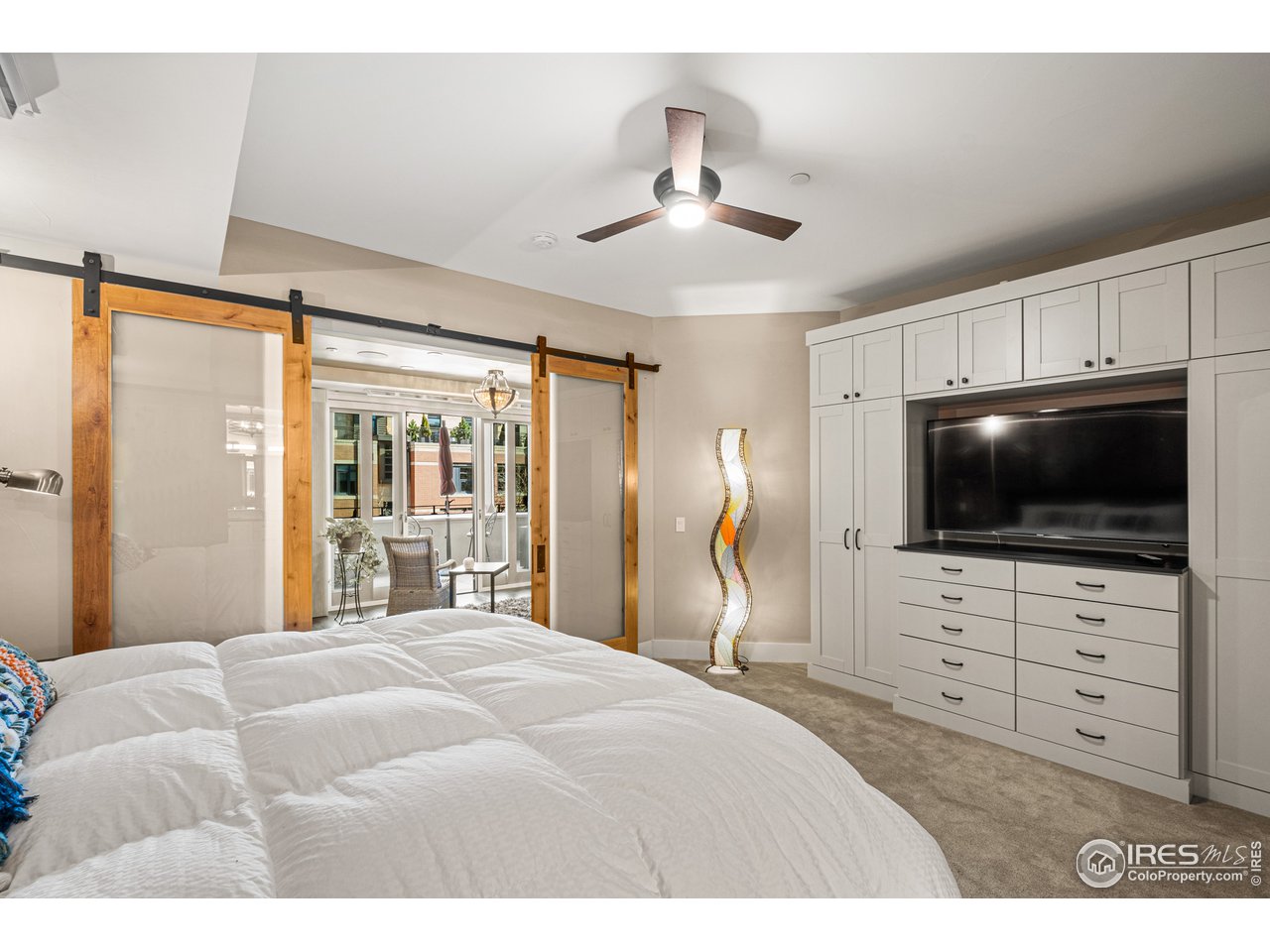 901 Pearl Street, Unit 202 Boulder, CO 80302 - Photo 19 of 35 a bedroom with a bed and a flat screen tv