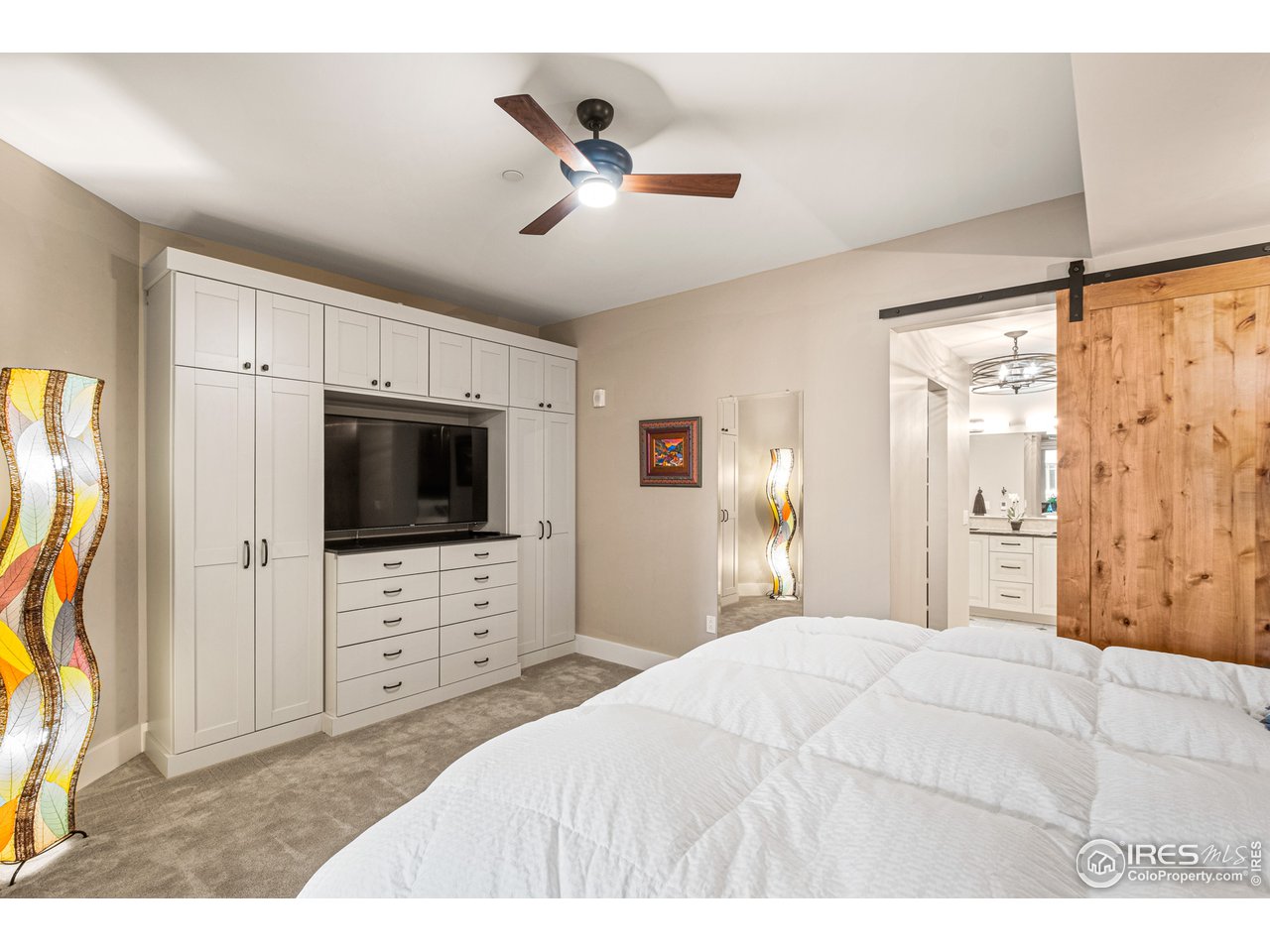 901 Pearl Street, Unit 202 Boulder, CO 80302 - Photo 20 of 35 a bedroom with a bed and a flat screen tv