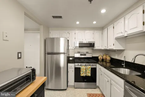 $399,000 | 4808 Moorland Lane, Unit 1102, Bethesda, MD 20814