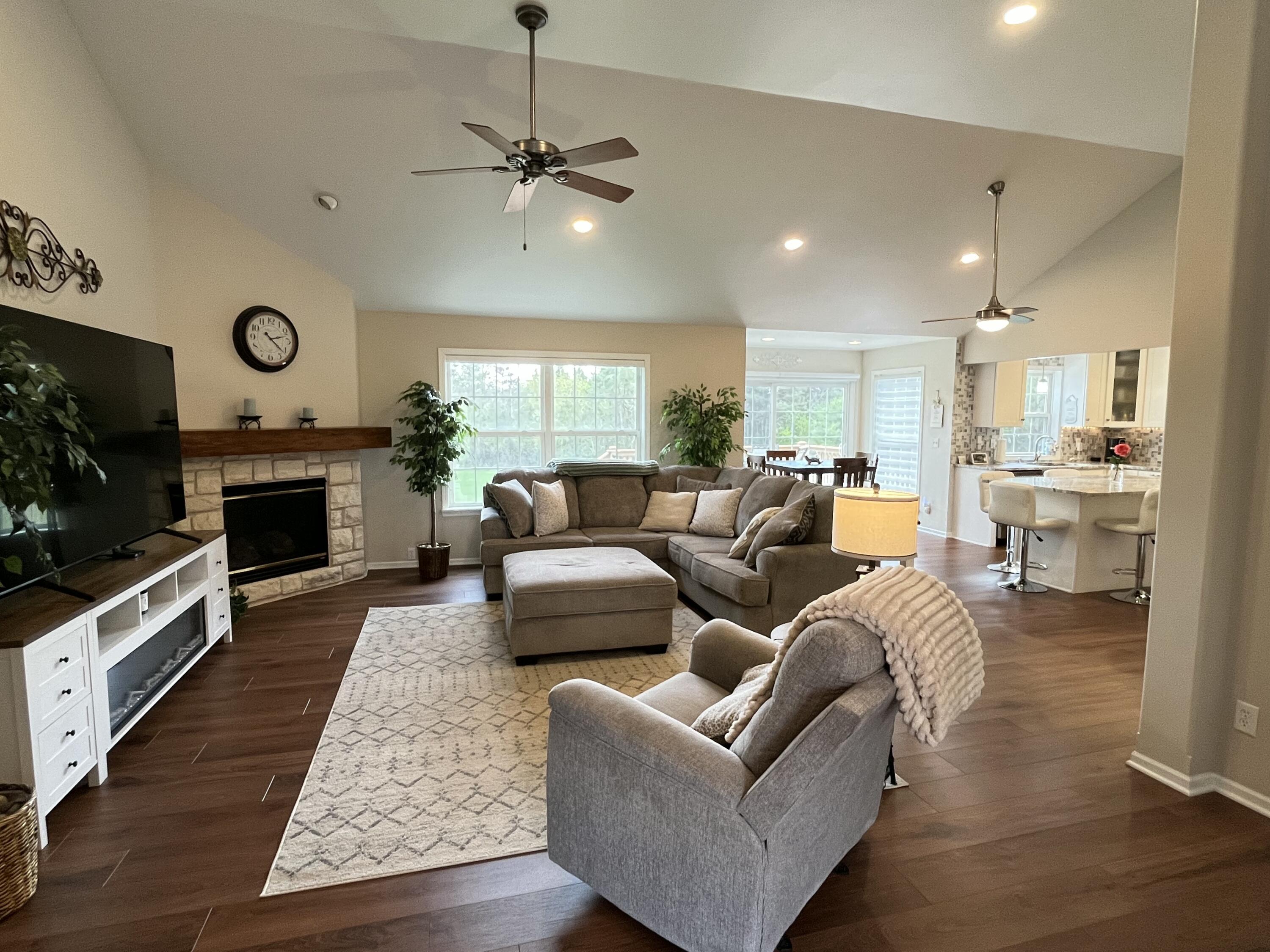 10155 West Oakwood Road Franklin, WI 53132 - Photo 4 of 40 Open Living area