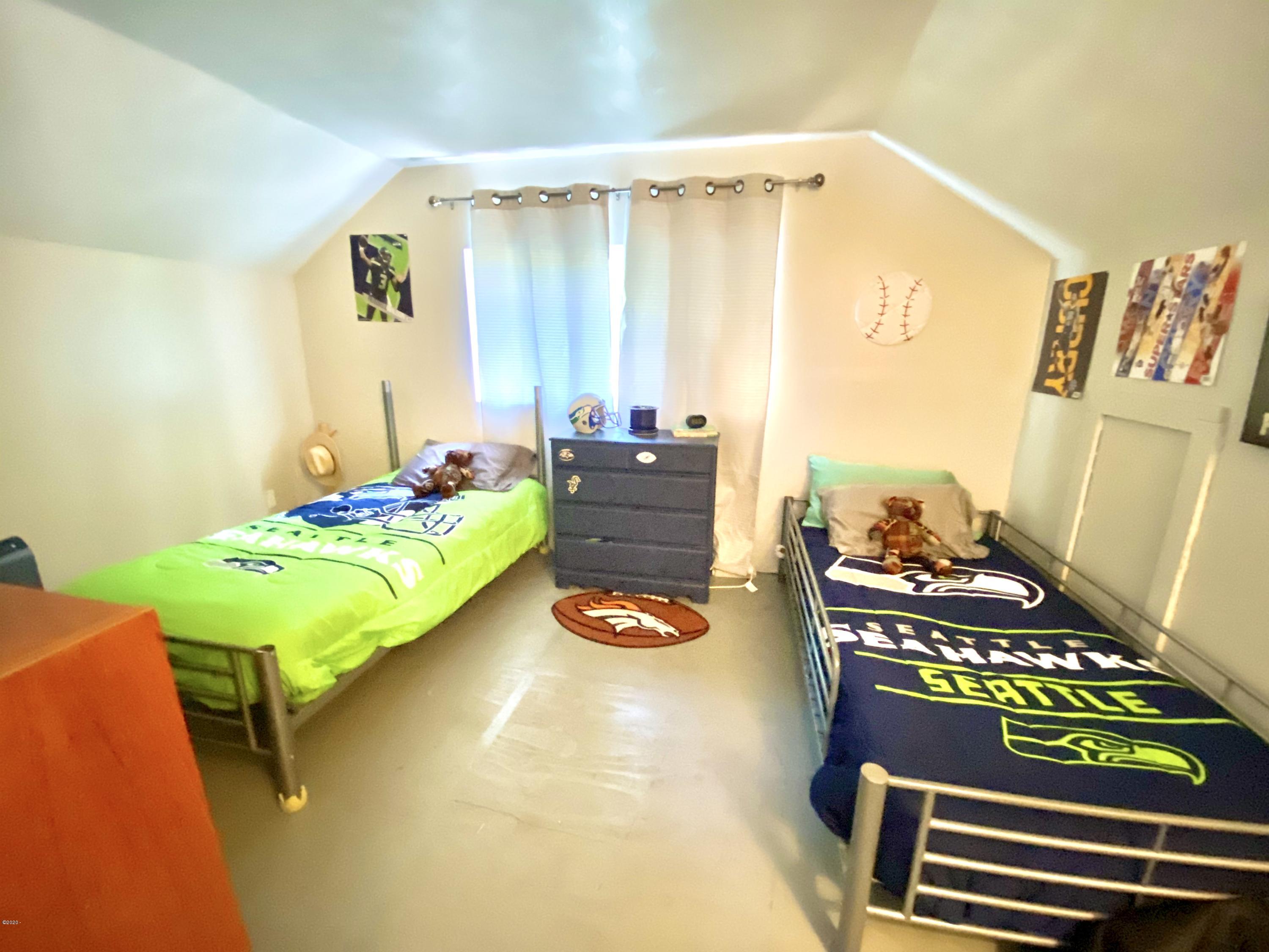 33985 Highway 22 Hebo, OR 97122 - Photo 19 of 40 Upstairs Bedroom