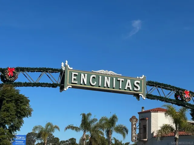 a view of entryway with outdoor