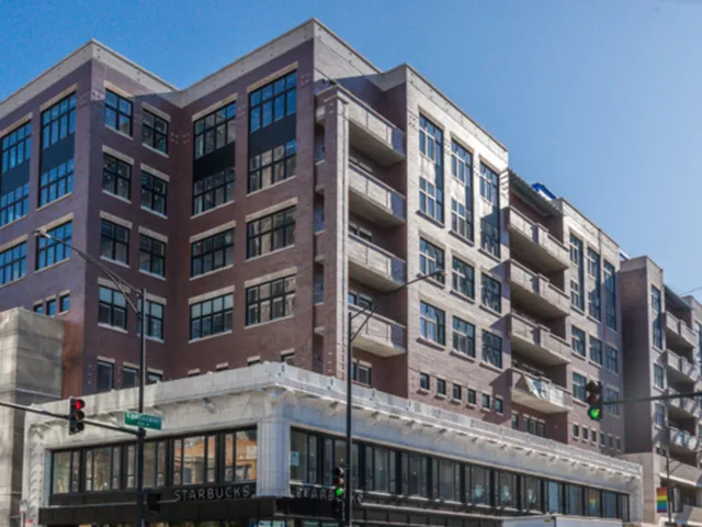 $2,781 | 3833 North Broadway, Unit 313, Chicago, IL 60613