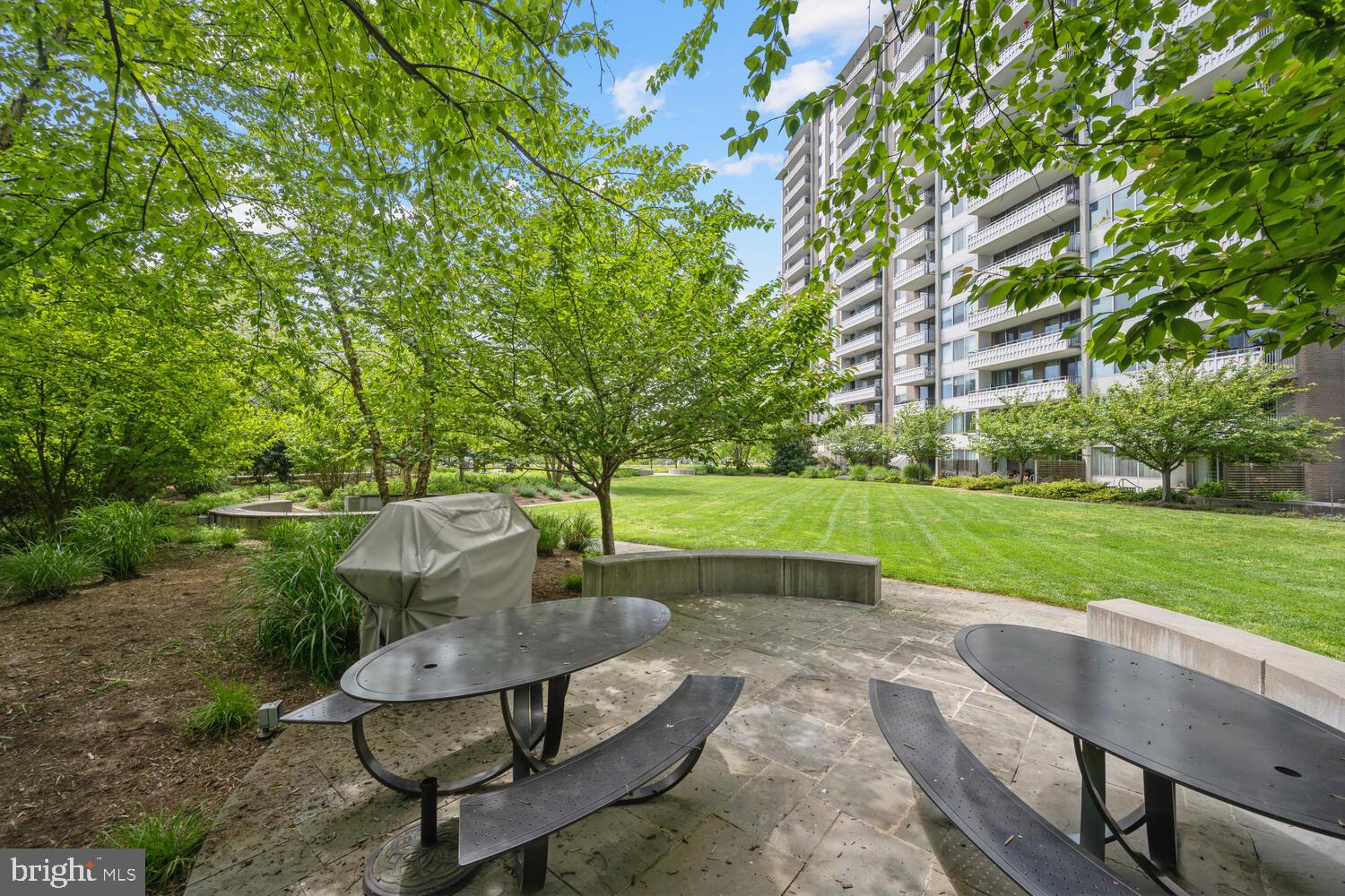 5101 River Road, Unit 1905 Bethesda, MD 20816 - Photo 28 of 32 Picnic & BBQ Area
