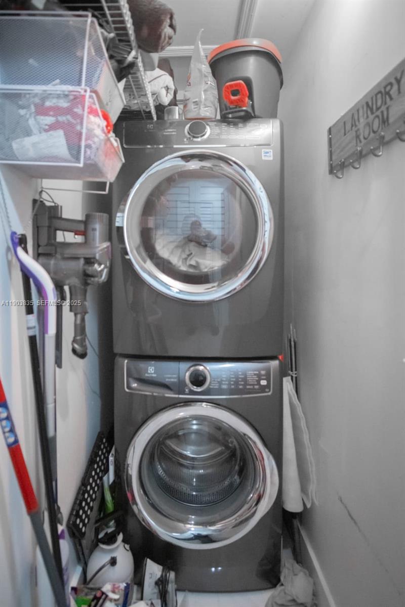 15076 Southwest 63rd Terrace Miami, FL 33193 - Photo 31 of 40 a utility room with dryer and washer