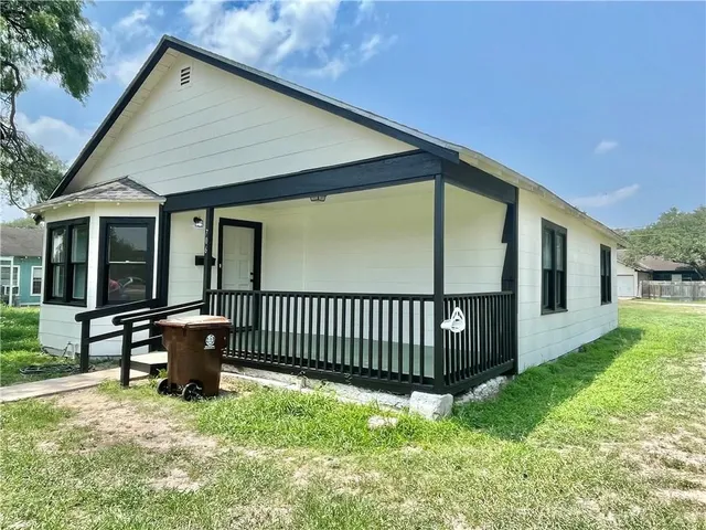 $1,400 | 706 West Yoakum Avenue, Kingsville, TX 78363