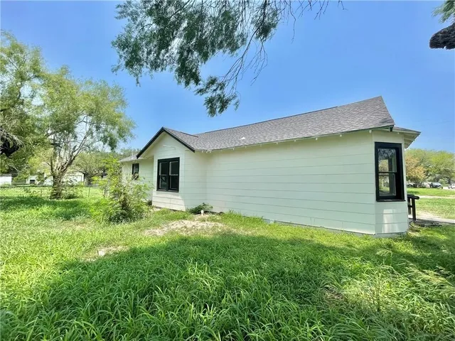 $1,400 | 706 West Yoakum Avenue, Kingsville, TX 78363