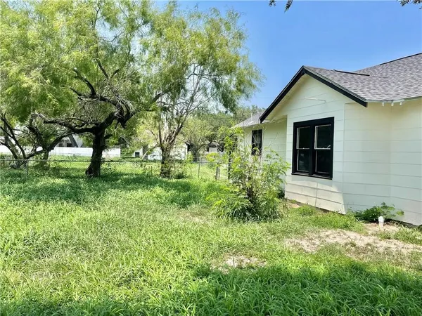 $1,400 | 706 West Yoakum Avenue, Kingsville, TX 78363