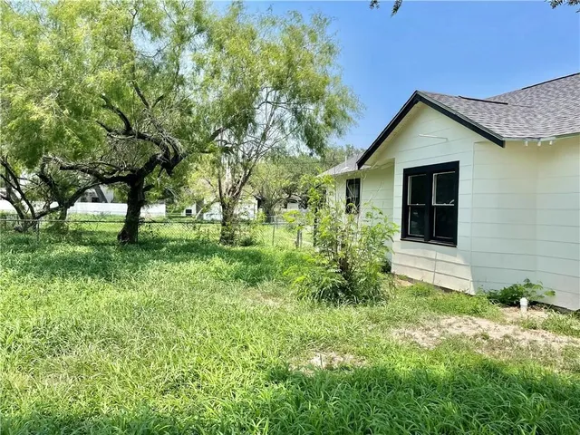 $1,400 | 706 West Yoakum Avenue, Kingsville, TX 78363