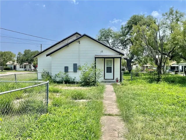 $1,400 | 706 West Yoakum Avenue, Kingsville, TX 78363