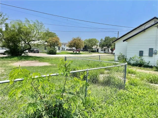 $1,400 | 706 West Yoakum Avenue, Kingsville, TX 78363