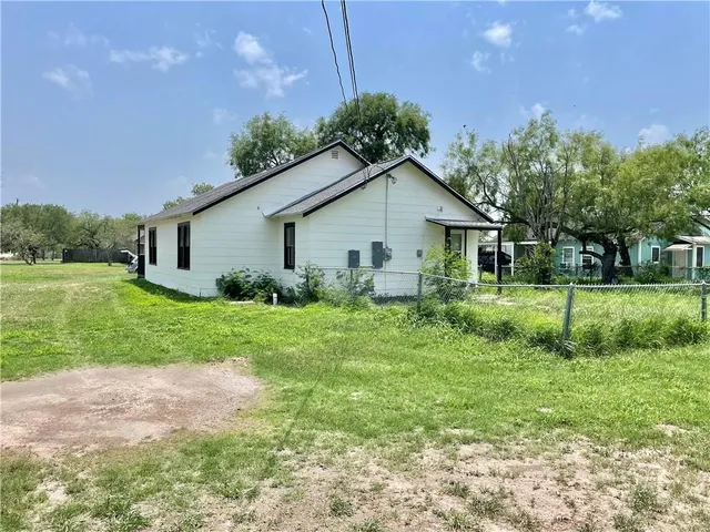 $1,400 | 706 West Yoakum Avenue, Kingsville, TX 78363