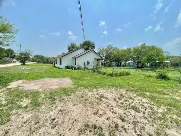 $1,400 | 706 West Yoakum Avenue, Kingsville, TX 78363