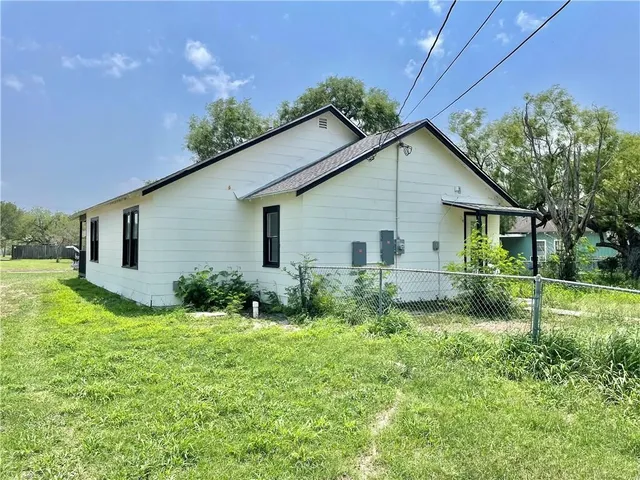 $1,400 | 706 West Yoakum Avenue, Kingsville, TX 78363