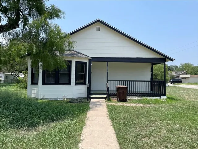$1,400 | 706 West Yoakum Avenue, Kingsville, TX 78363