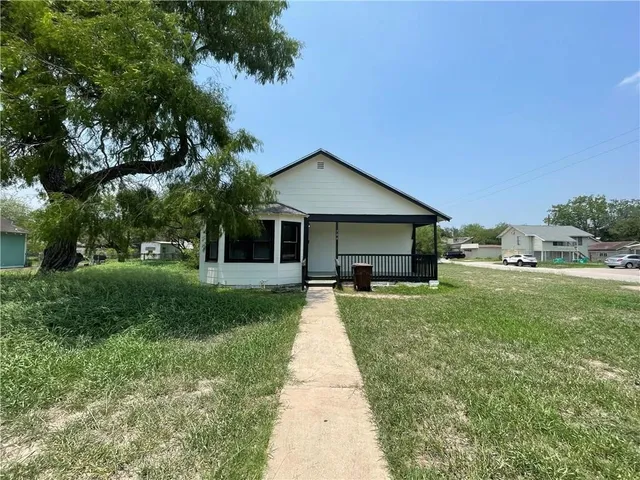 $1,400 | 706 West Yoakum Avenue, Kingsville, TX 78363