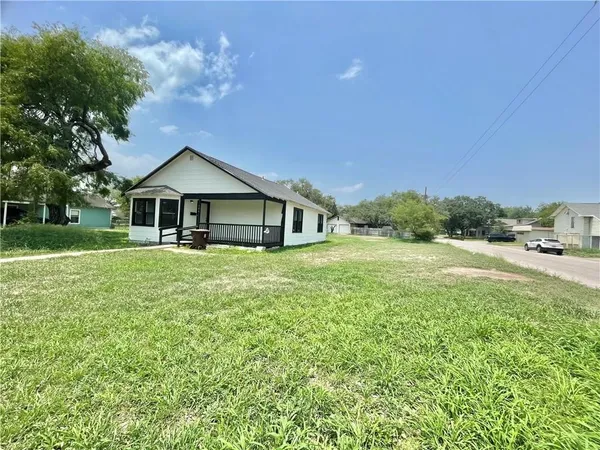 $1,400 | 706 West Yoakum Avenue, Kingsville, TX 78363