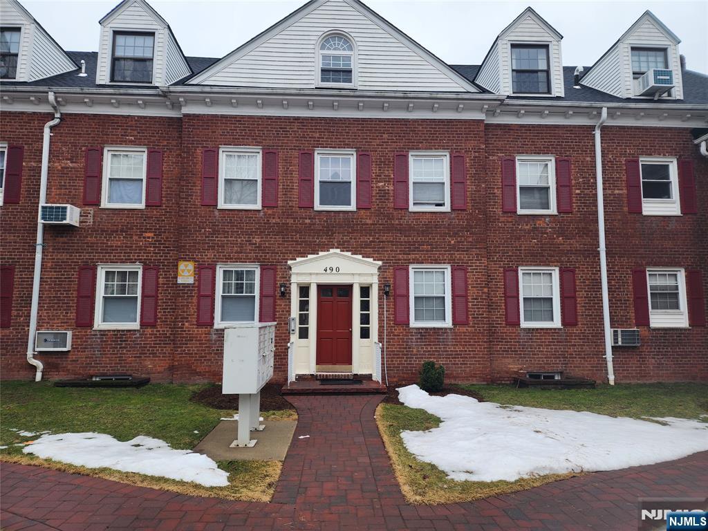 490 Beverly Road, Unit B6 Teaneck, NJ 07666 - Photo 1 of 17 front view of a house