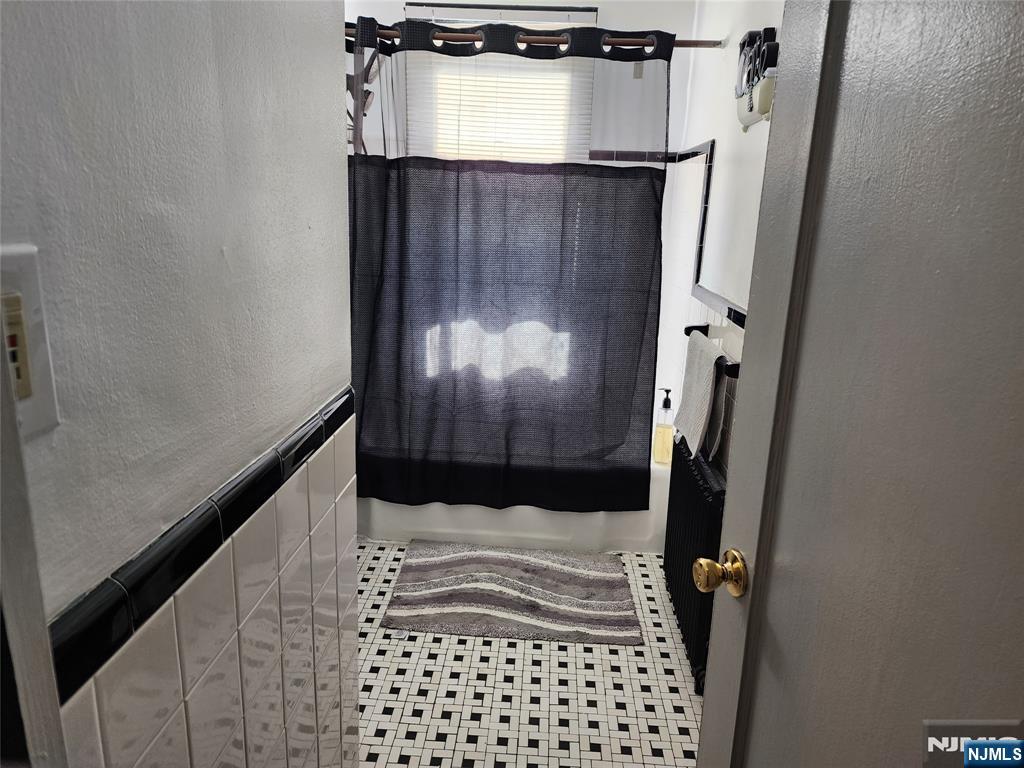 490 Beverly Road, Unit B6 Teaneck, NJ 07666 - Photo 11 of 17 a bathroom with a sink and a mirror