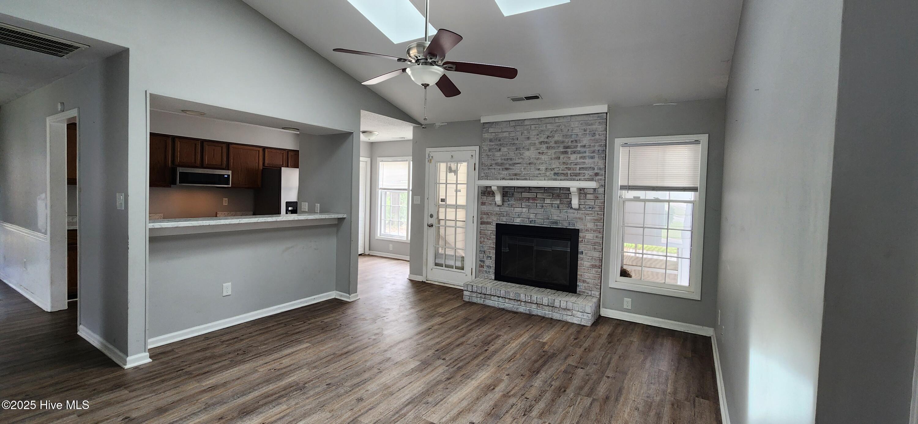 191 Raintree Circle Jacksonville, NC 28540 - Photo 2 of 16 Living Room