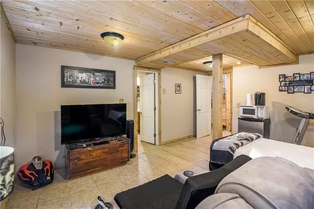 $399,777 | 615 Lake Viking Terrace, Gallatin, MO 64640