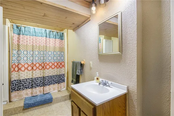 $399,777 | 615 Lake Viking Terrace, Gallatin, MO 64640