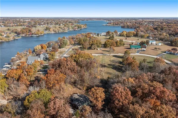 $399,777 | 615 Lake Viking Terrace, Gallatin, MO 64640