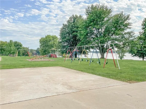 $399,777 | 615 Lake Viking Terrace, Gallatin, MO 64640