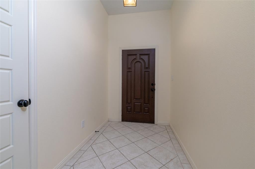 405 Kimbrough Road Azle, TX 76020 - Photo 3 of 39 a view of a hallway