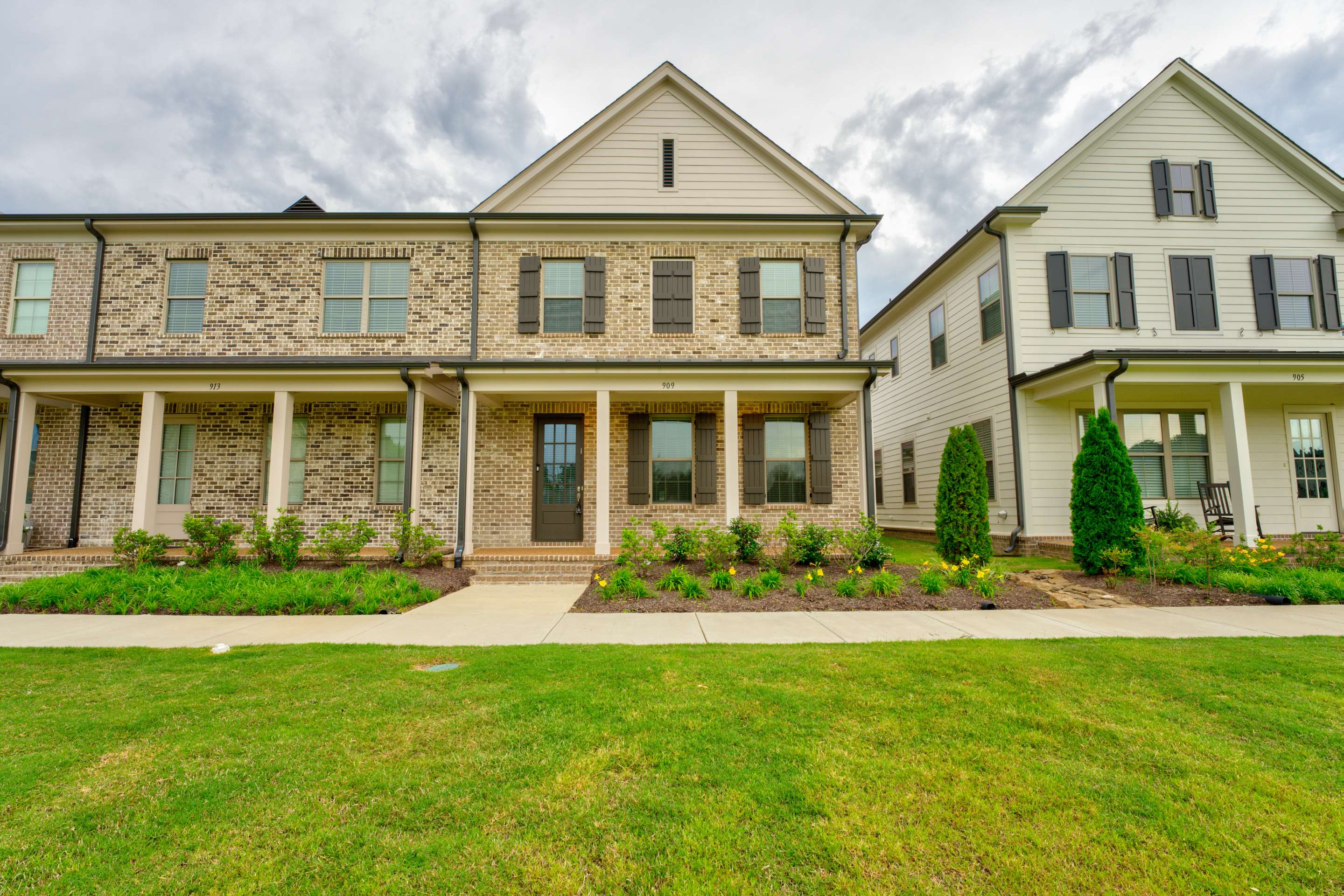 909 Ufton Alley Collierville, TN 38017 - Photo 1 of 29 front view of a house with a yard