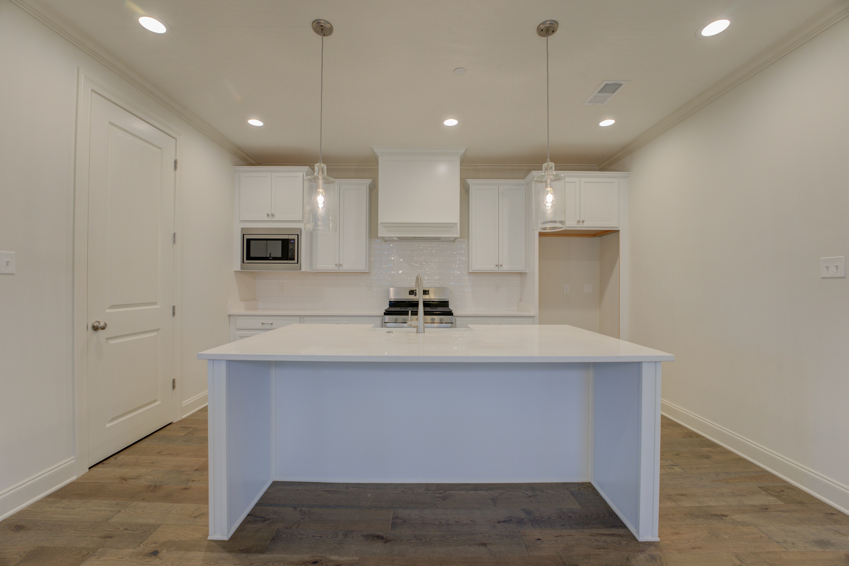 909 Ufton Alley Collierville, TN 38017 - Photo 8 of 29 a view of cabinets a sink and dishwasher with wooden floor