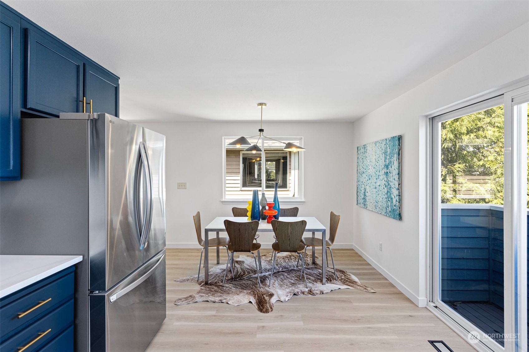 1424 18th Avenue Seattle, WA 98122 - Photo 7 of 29 a living room with furniture and a window