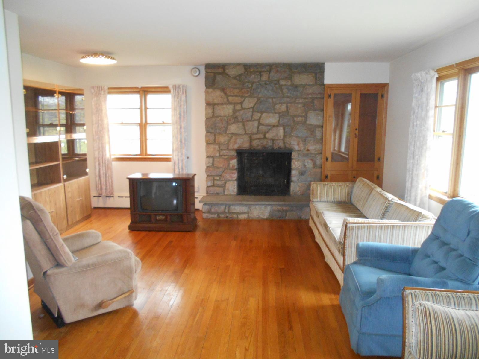 25 Chapel Road Birdsboro, PA 19508 - Photo 6 of 27 Living Room Hardwood Floors